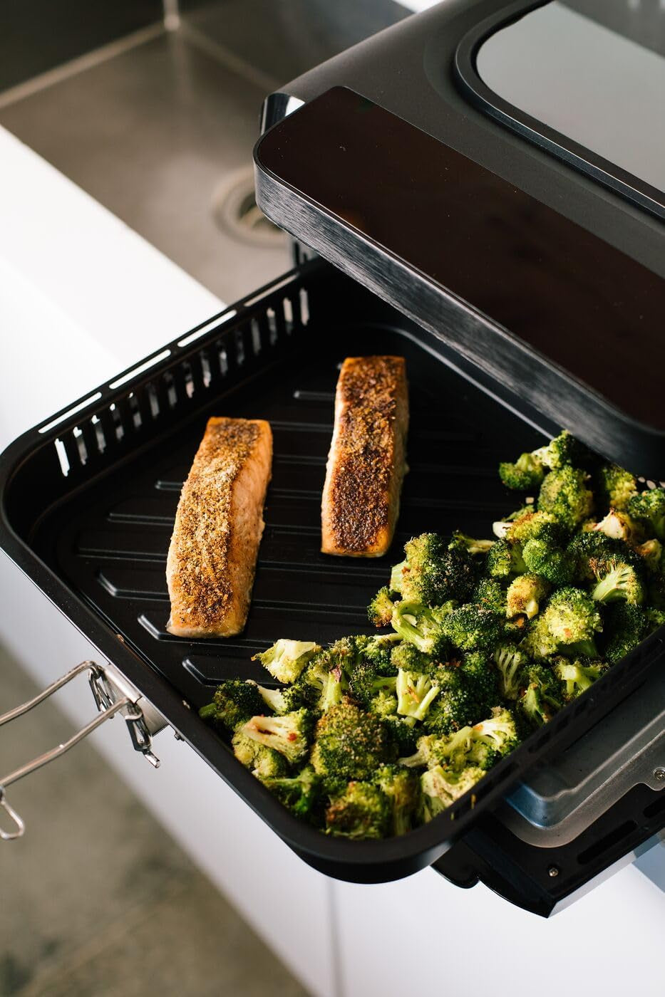 Frigidaire 700°F Indoor Electric Pizza Oven – 12” Stone Bake, Air Fry & Bake, Portable Countertop with Peel & Cutter